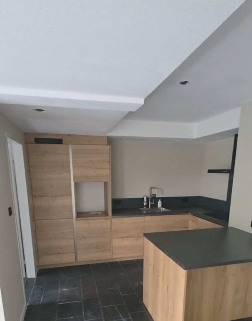 Keuken met strak gestucte en gesausde wanden en plafond