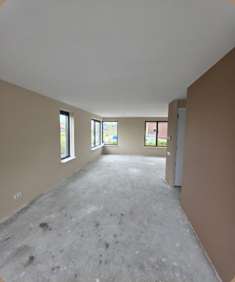 Nieuwbouwwoonkamer met zandkleurige wanden en een strak wit plafond
